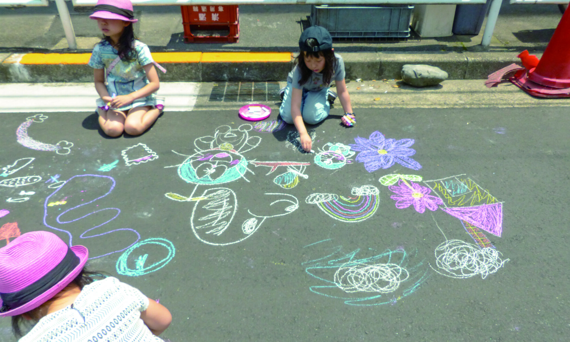 路上に絵を描く子どもたち